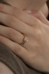 Infinity Hug Ring [Emerald] - PRMAL